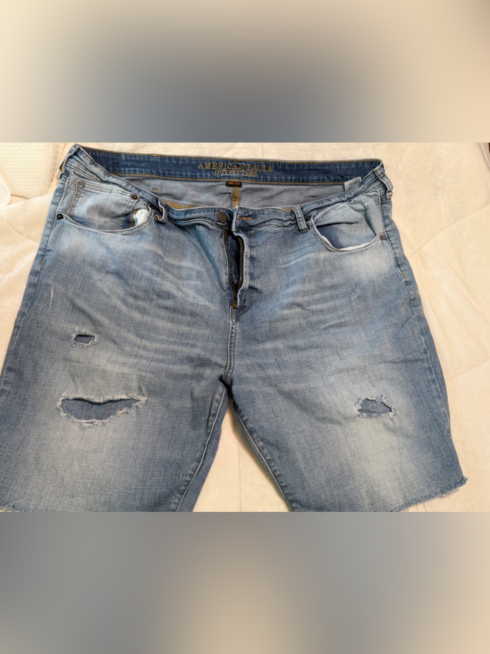 American Eagle Outfitters Light Wash Distressed Men’s Relaxed Jeans 44